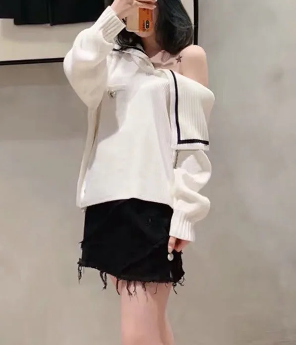 

2019 Autumn White Joker Stripe Side Large Lapel Shoulder-Exposed Sweater Knitted Turn-down Collar Pullover Sweater Women
