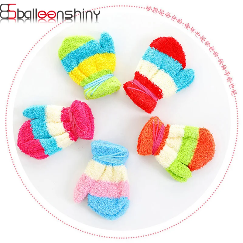 BalleenShiny/детские плюшевые коралловые перчатки; зимние варежки в полоску для малышей; теплые перчатки ярких цветов; подарок для детей; От 0 до 3 лет; случайный цвет