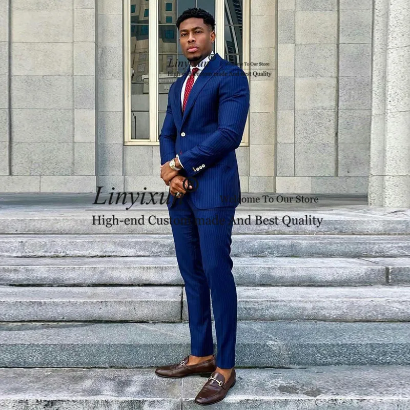 

Костюм мужской облегающий из блейзера и брюк с отложным воротником