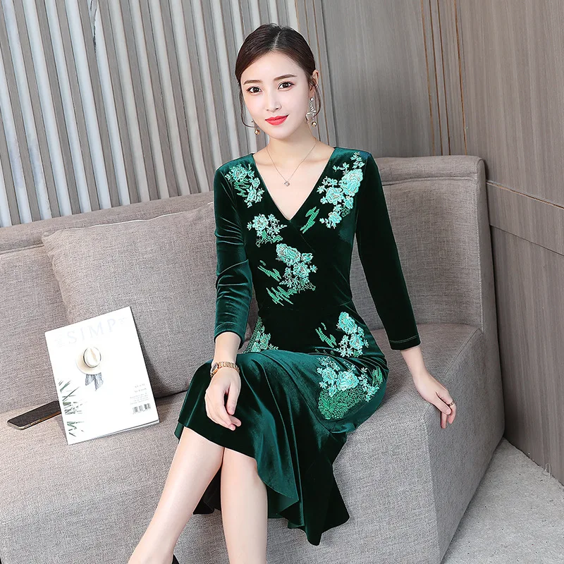 

2018 Autumn New Style Machine Embroidery Slim Fit Fishtail Skirt Retro Feminine Velvet Three-quarter-length Sleeve Dress Women's