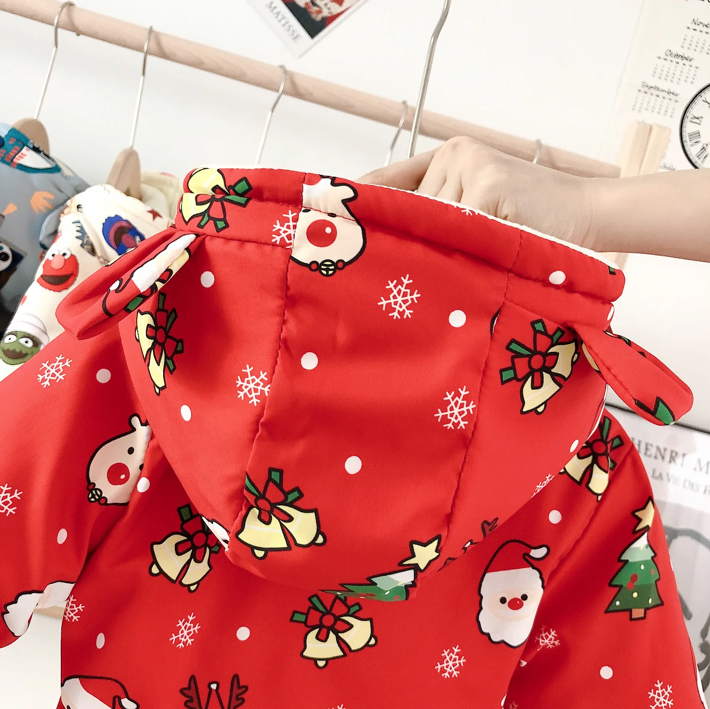Новое пальто для детей 2-6 лет, зимняя куртка с капюшоном и милым принтом в Корейском стиле для маленьких мальчиков и девочек, утепленная хлопковая куртка с плюшевой подкладкой
