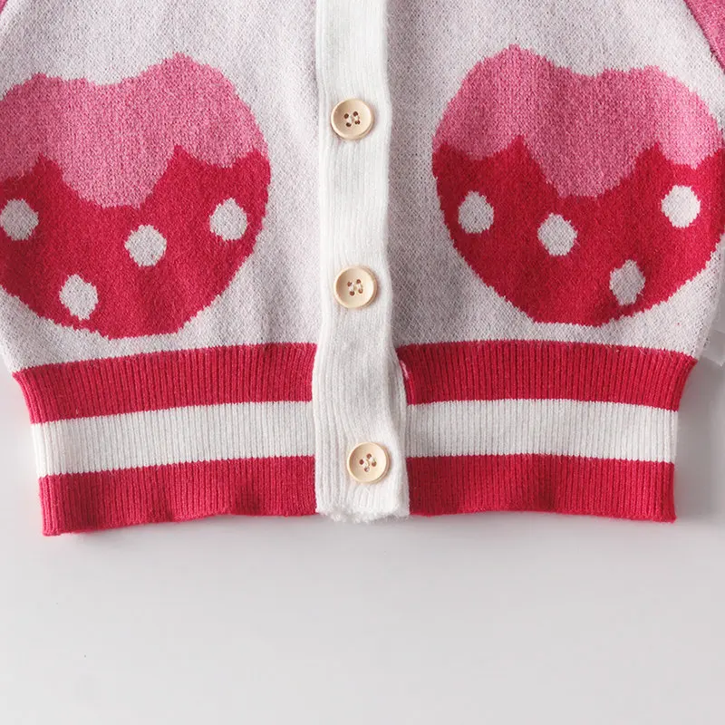 Зимний джемпер для маленьких девочек; одежда с клубничкой; розовый свитер; кардиган для новорожденных; хлопковая трикотажная верхняя одежда для маленьких девочек; Корейская весенняя одежда