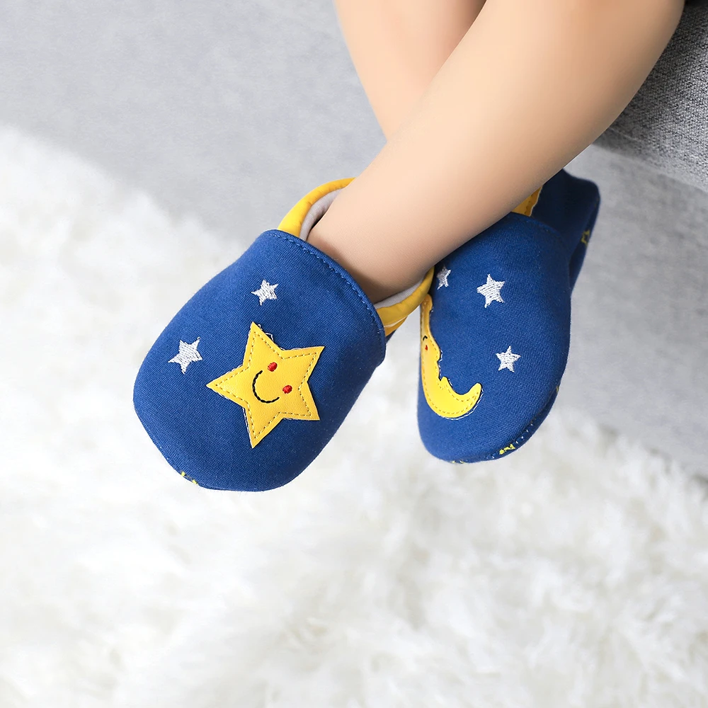 Модная детская обувь с героями мультфильмов; мягкая и нескользящая подошва; удобная и дышащая хлопковая прогулочная обувь для маленьких мальчиков и девочек