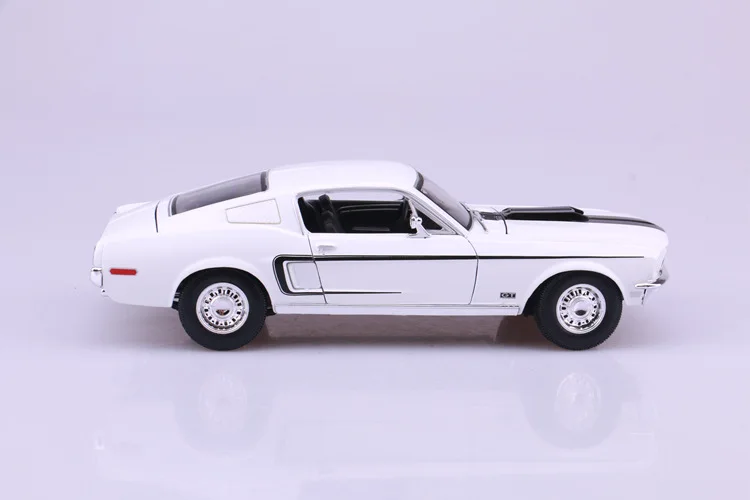 Maisto 1: 18 модель спортивного автомобиля из сплава 2010 Ford Mustang GT с открытым верхом/модель автомобиля Cobra коллекция подарок