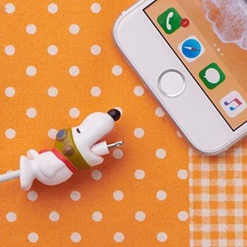 

Take a bite Charlie Brown's Dog SNOOPE Iphone Data Line Protector Bite Mobile Phone Sets Decorative Doll Dustproof Anti-clogging