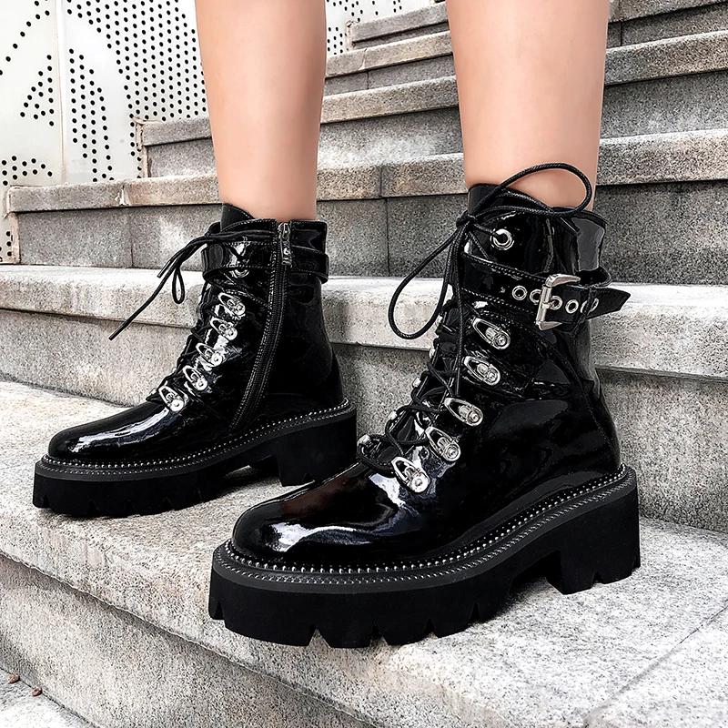 Женские лакированные ботинки Martens черные и белые короткие с боковой молнией