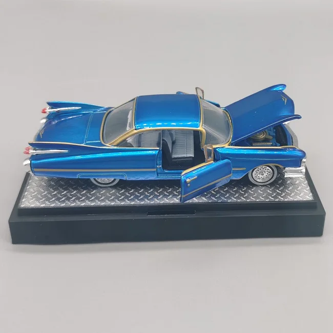 M2 машины 1/64 1959 Cadillac серии 62 двойные двери и капот открытый ракетный хвост