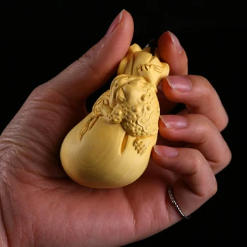 

Sculpture Crafts Boxwood carving Home accessories Purse Pendant Wooden artwork Golden toad handlebars Elder gifts