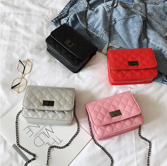 

Chain small bag female 2020 new Korean version of small fresh art rhombus small square bag wild women's shoulder messenger bag