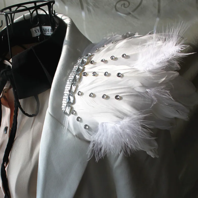 

Fashion Vintage Punk Natural Feather Brooch Shoulder Brooches Stage Show Accessories Men Women Feathers Epaulettes Pins Gift