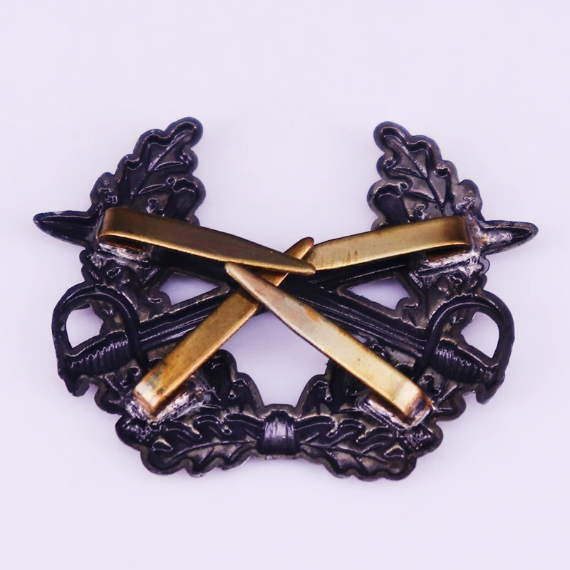 Crossed sabers with Bundeswehr wreath cap badges