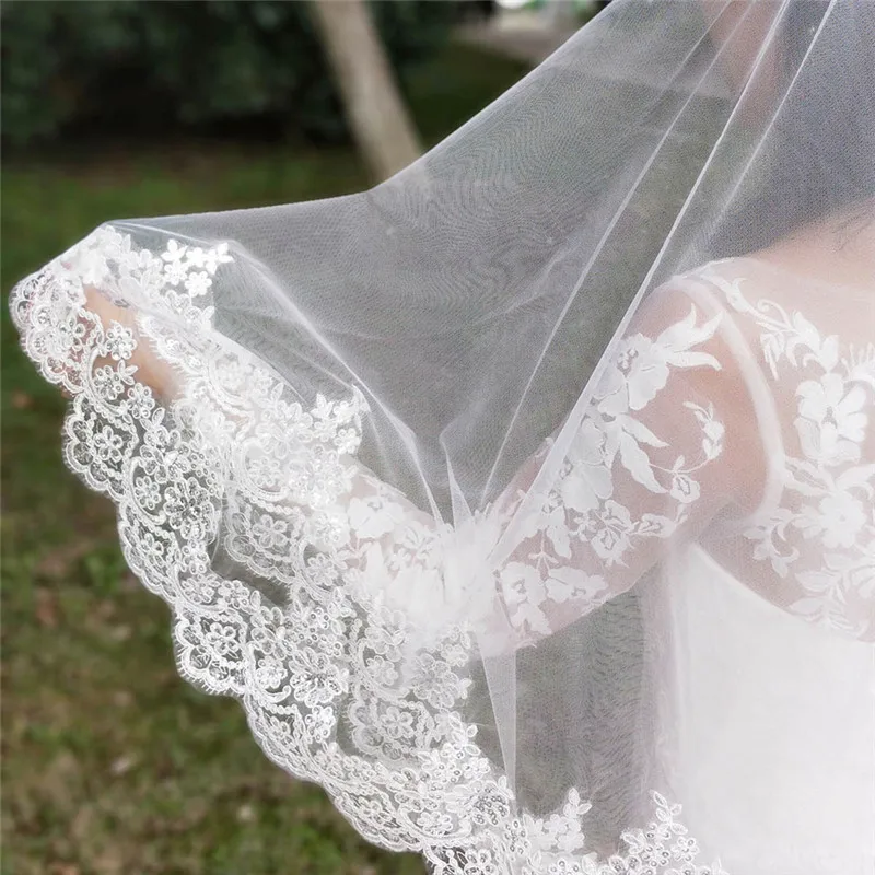 2019 New Arrival Women Bridal Veils 2 Layers Sequins Bead Lace Edge Short Wedding Veils with Comb 2 Layers 2019 New Arrival Women Bridal Veils 2 Layers Sequins Bead Lace Edge Short Wedding Veils with Comb 2 Layers