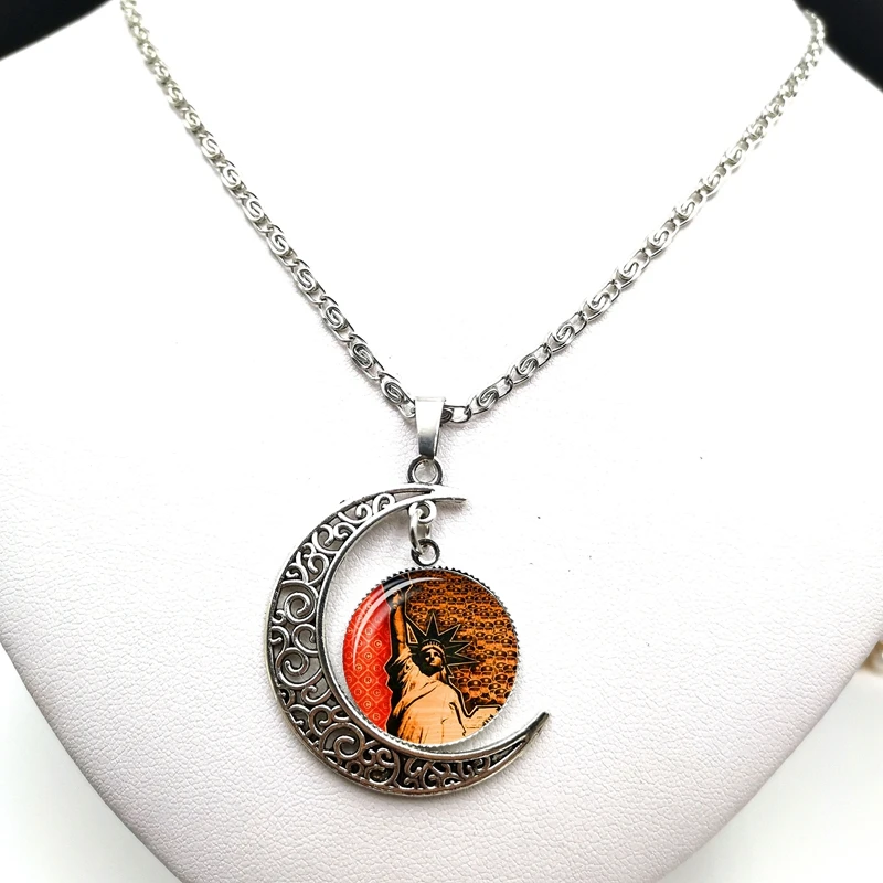 

2020 Creative Retro Statue of Liberty Cabochon Glass Moon Pendant Clavicle Chain Necklace Birthday Gift