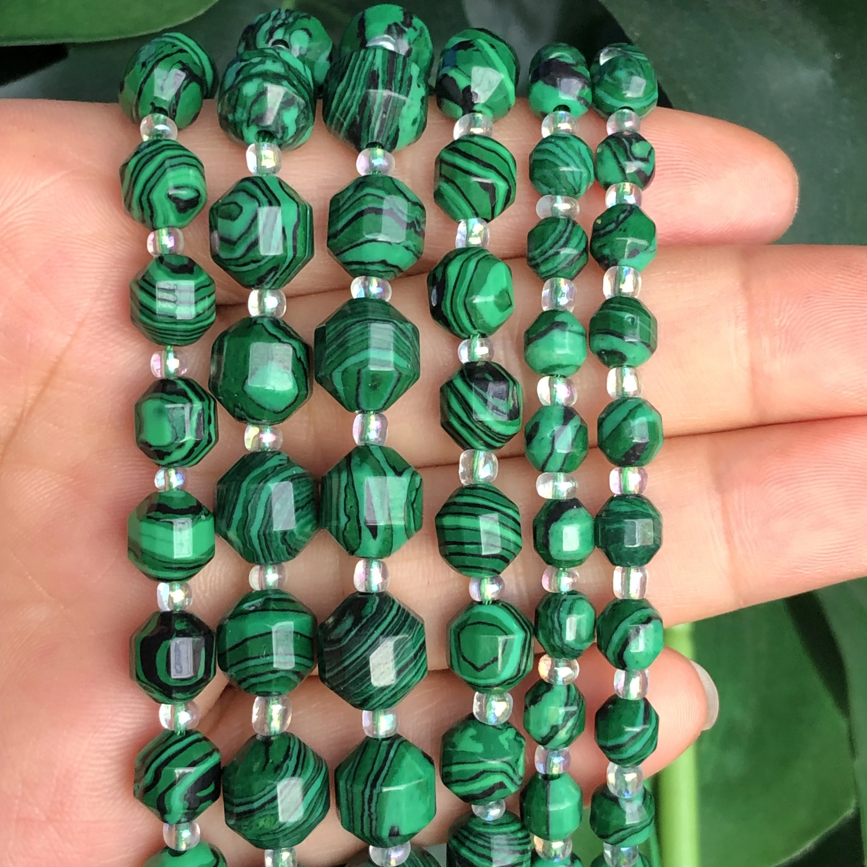Pendientes triángulo en tejido de perlas