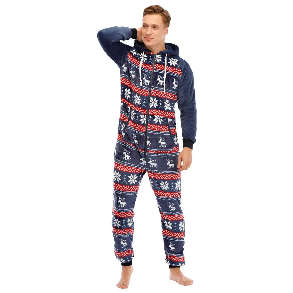 Coppie Di Natale Felice in Abbigliamento Di Inverno. Immagine Stock