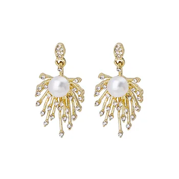 

2020 New Fashion Korean Cute Earrings Pearl Copper Alloy Feather Shape Ear Stud All-match Banquet Gift