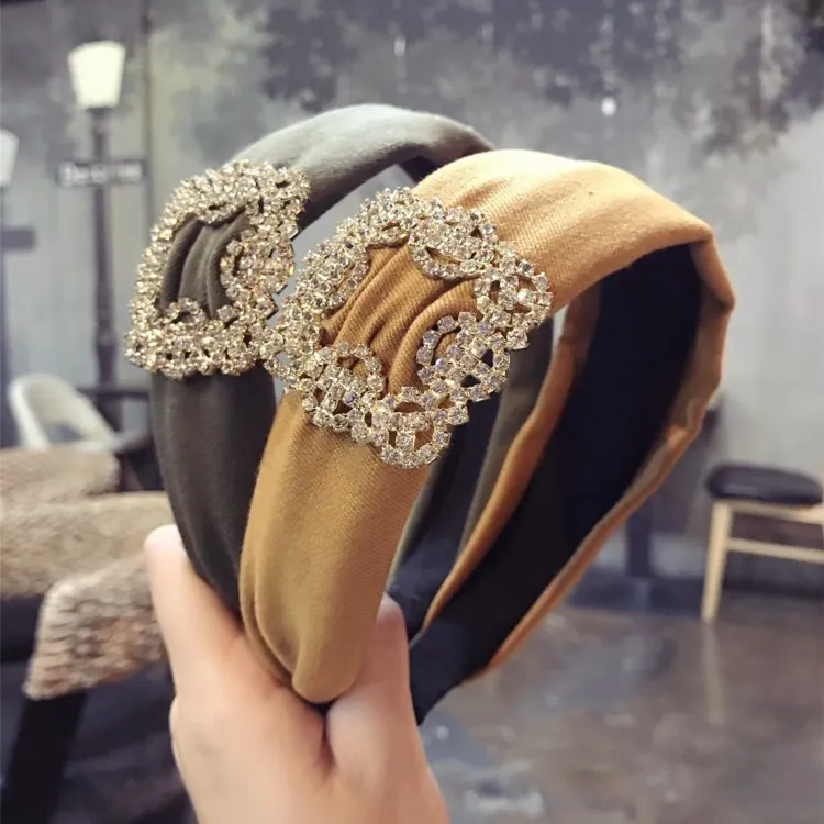 

2019 New Fashion Fine Hair Accessories Shiny Crystal Inlaid Solid Fabric Wide Women Headbands Comfortable Slip Vintage Hairbands
