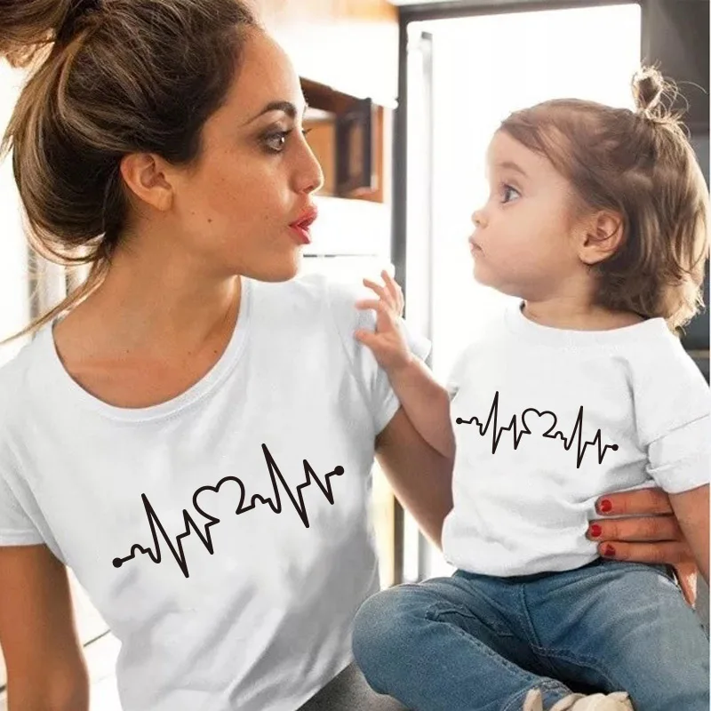 Хлопковая Одинаковая одежда для всей семьи с надписью «Love Heartbeat»; футболка для мамы и дочки; Летний Детский боди; футболка с надписью Mama - Цвет: DX white