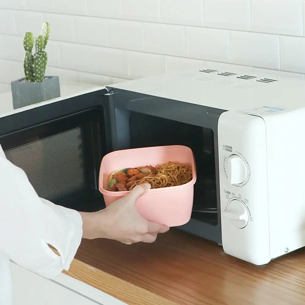 Чашка с ложкой в микроволновке. Микро яйца. Ложки в микроволновке что будет. Ложка в стакане с водой в микроволновке. Микроволновая печь adobestock.