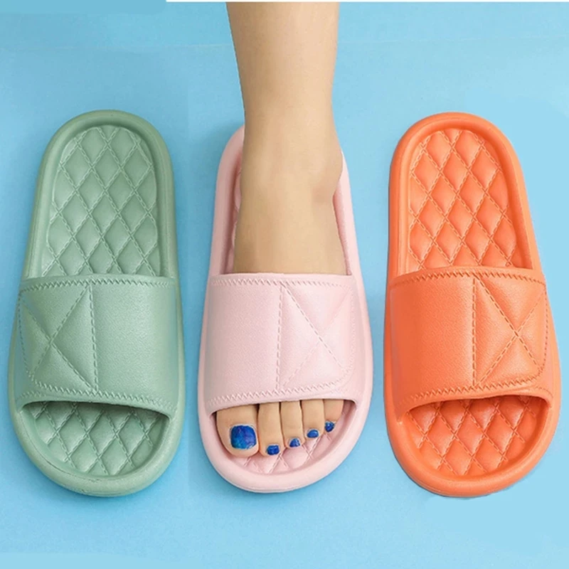 2021 NOVEDAD DE VERANO zapatillas de los hombres es EVA de celosía interior antideslizante suela gruesa pantuflas domésticas para baño par hoteles Hostel de zapatos