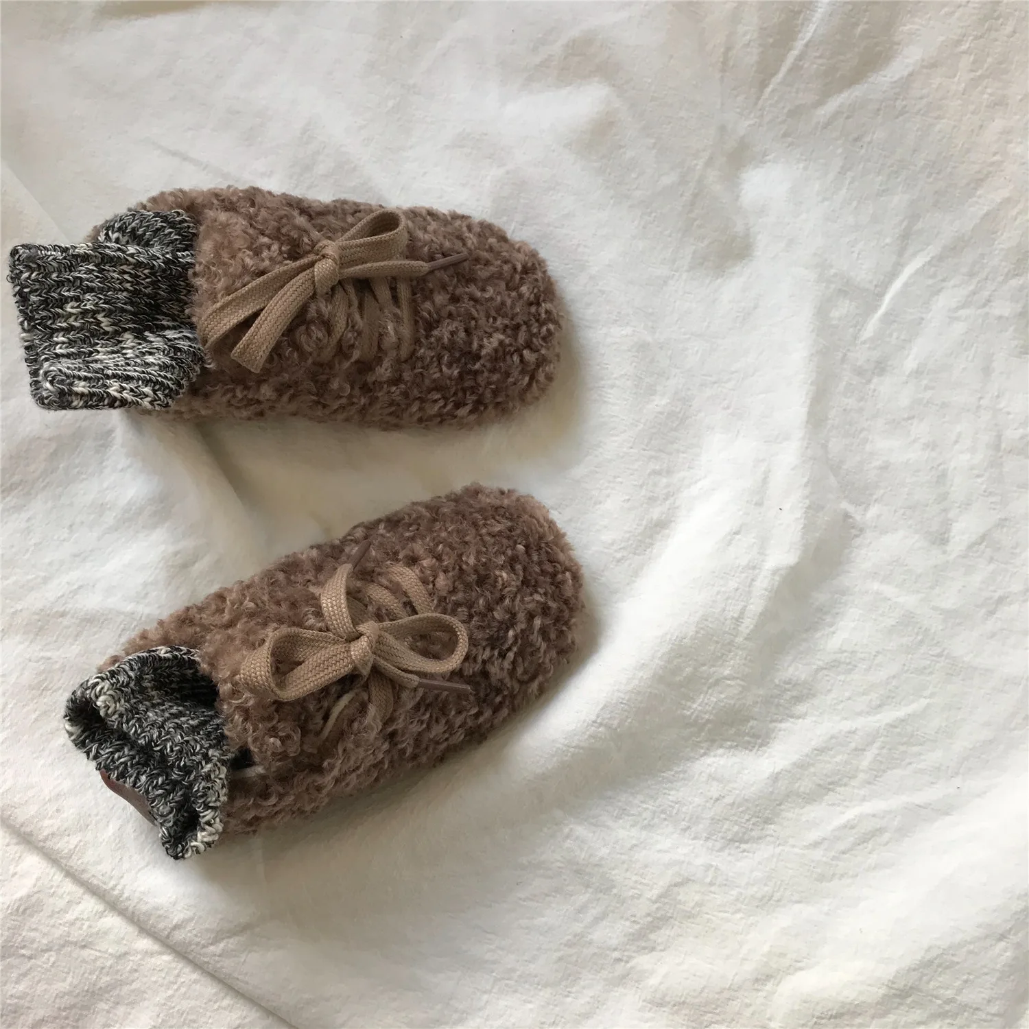 Новинка; зимняя теплая обувь из овечьей шерсти; детская обувь с мягкой шерстяной подкладкой; удобная обувь для девочек; однотонная обувь для отдыха для маленьких девочек