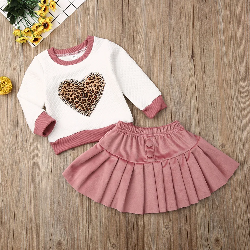 Весенне-осенний топ с принтом сердца для маленьких девочек, бархатная плиссированная юбка, комплект одежды из 2 предметов