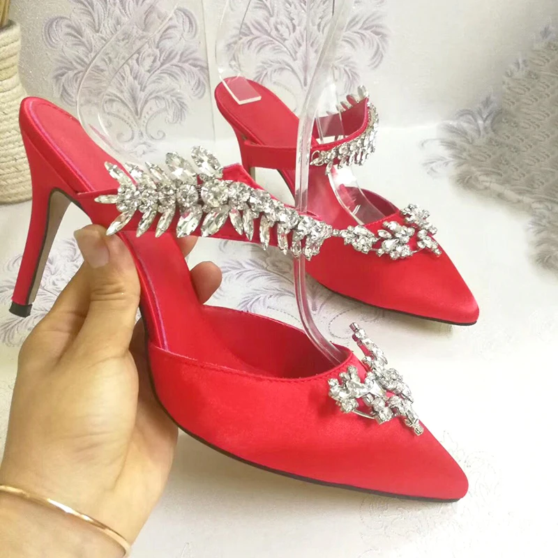 Роскошные туфли без задника на высоком каблуке, Украшенные бусинами и цветами; модельные туфли с острым носком; цвет красный, черный; атласные шлепанцы; Женская официальная обувь - Цвет: Красный