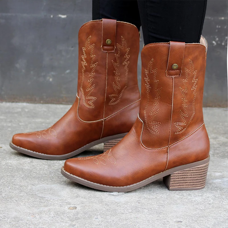 Ceny Kobiety klasyczne haftować kowbojki z dalekiego zachodu panie średnie obcasy damskie Slip On kobieta w połowie buty ze skórki cielęcej buty damskie Botas Mujer