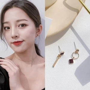 

2019 Korean Version Of The New Fashion Square Network Red Female Small Simple Temperament Niche Earrings Jewelry Wholesale