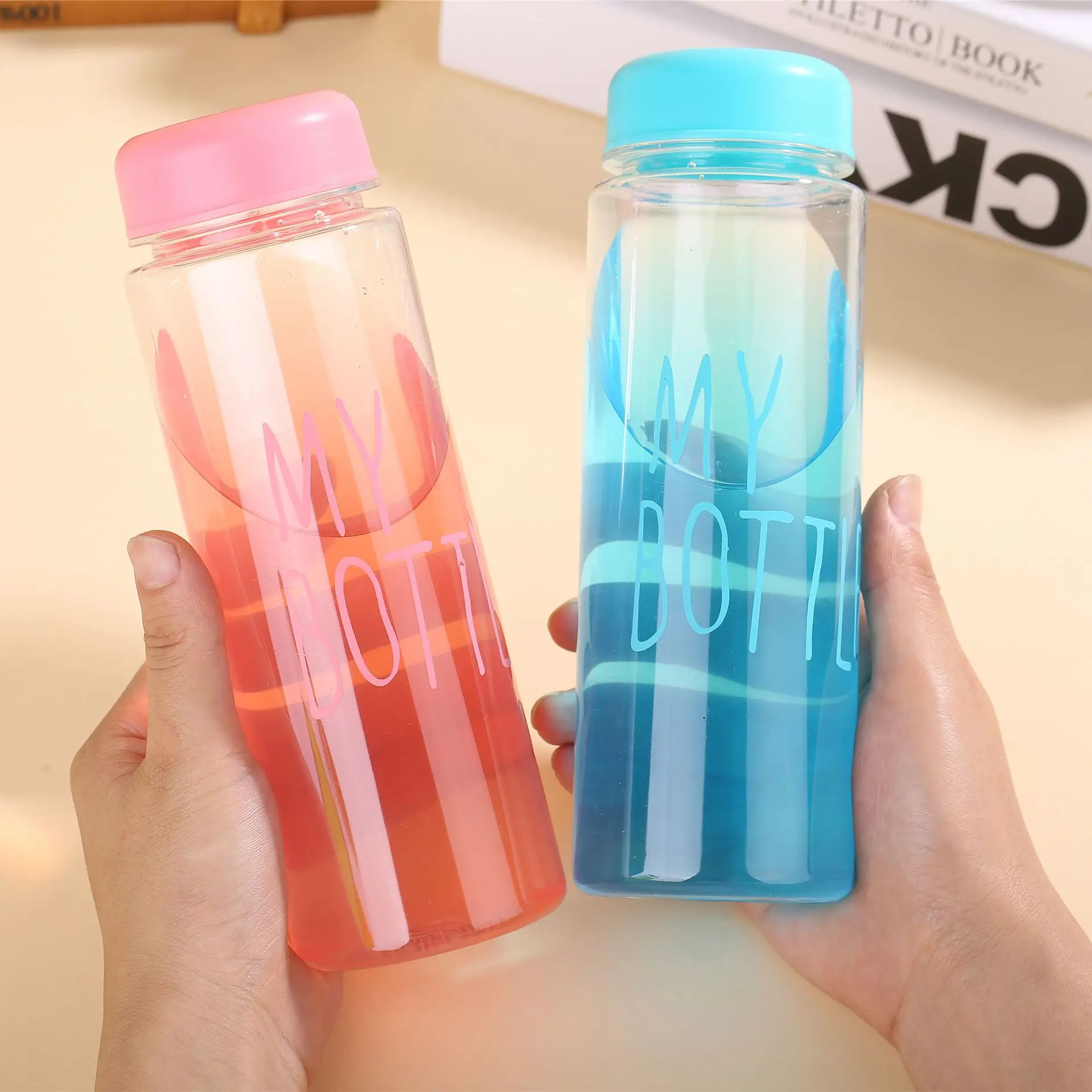 

Plastic cup Korean version of the creative hand cup PE material Simple hand cup Environmental protection cup