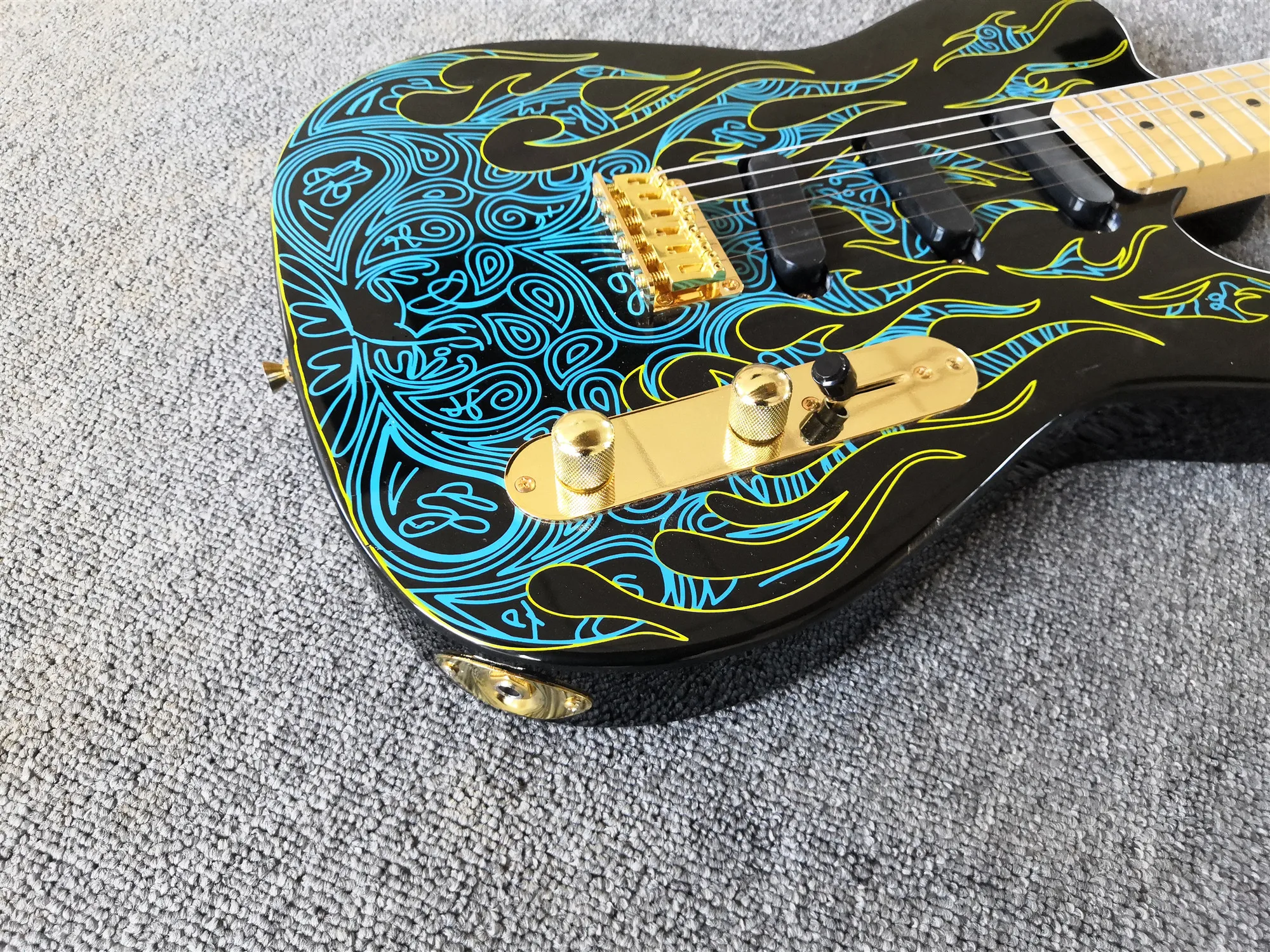 Изготовленная на заказ электрическая гитара с изображением синего пламени 3S