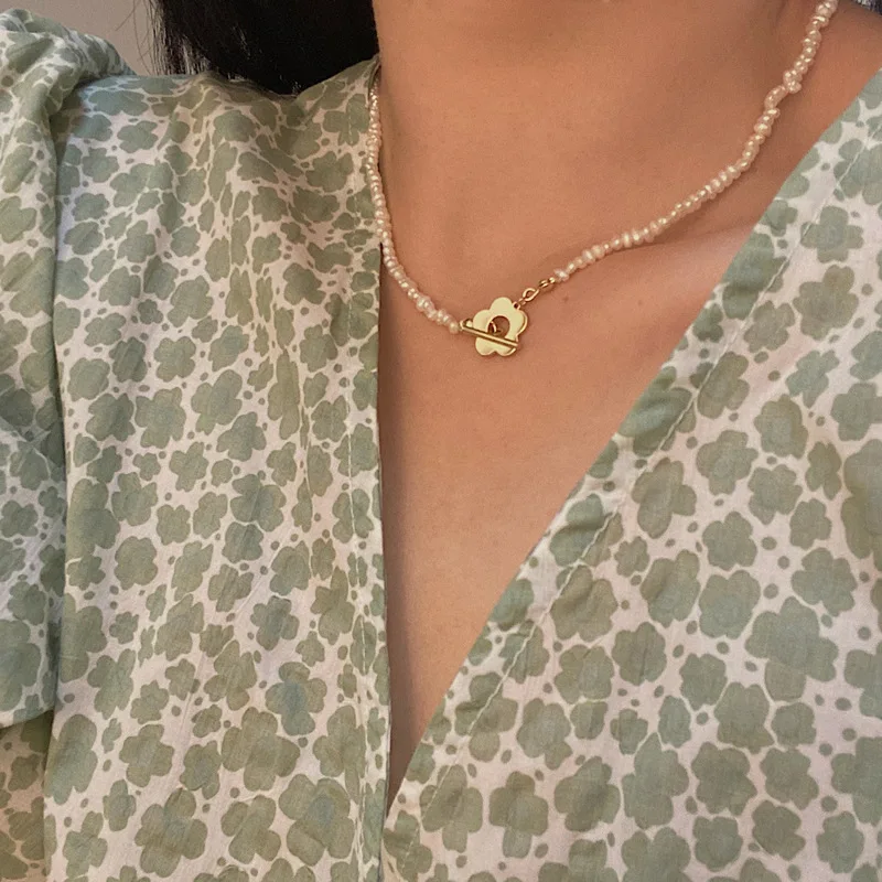 

High Grade Retro Hollow Flower Natural Freshwater Pearl Choker Necklaces Ladies Girl's Minimalism Short Pearl Chain
