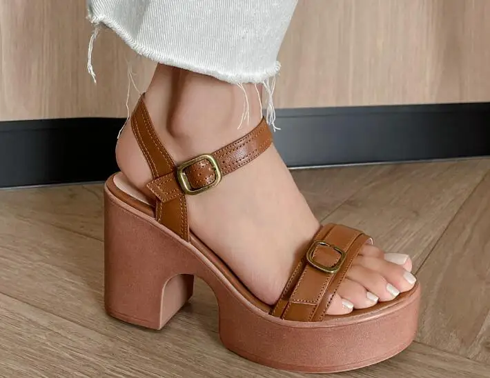 

Drop Shipping Fashion Woman Brown Beige Cow Leather 9 CM Chunky Heels Sandals Ladies 4 CM Platform One Line Buckles Sandals