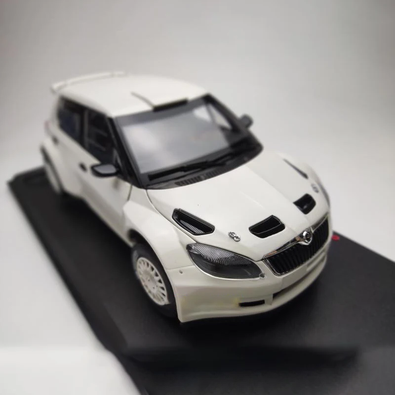 

Литые под давлением 1/18 масштаб SKODAS FABLA супер 2000 Модель автомобиля из сплава статический дисплей игрушки для взрослых автомобиль искусственные подарки для детей