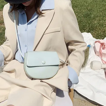 

French niche popular Western small bag female 2020 new Korean version of the wild one-shoulder slung fashion saddle bag