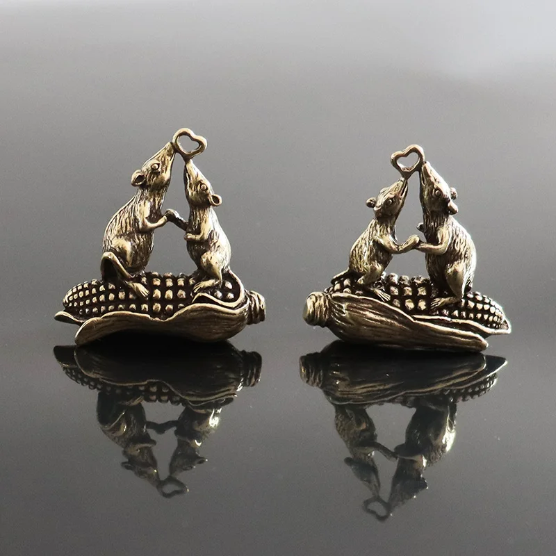 

Vintage Copper 2020 New Design Corn Rat Kiss Love Figure Small Ornaments Brass Corn Mouse Heart Desk Decoration Keychain Pendant