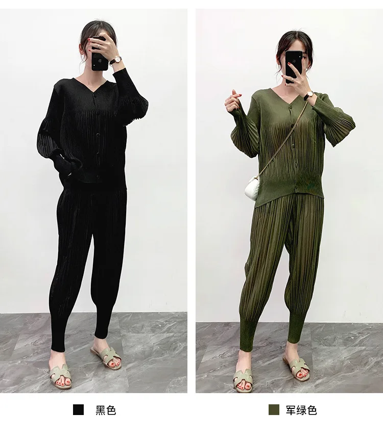 Размера плюс брючный костюм осень эластичные Miyake плиссированное платье с v-образным вырезом, Длинные рукава девочек младшего возраста кардиган/топ+ штаны-шаровары, комплект со штанами для Для женщин 45-75 кг