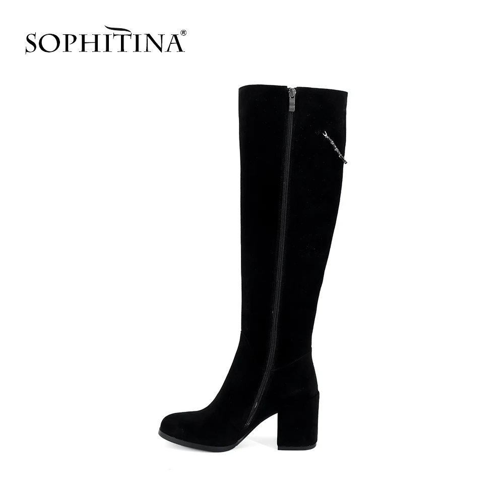 SOPHITINA/Сапоги женские на осень и зиму. Теплая обувь высокого качества из натуральной замши. Новые сапоги с резиной сзади и цепочкой, сбоку молнием. Женская зимная обувь с круглым носком на обтянутом каблуке. SC193