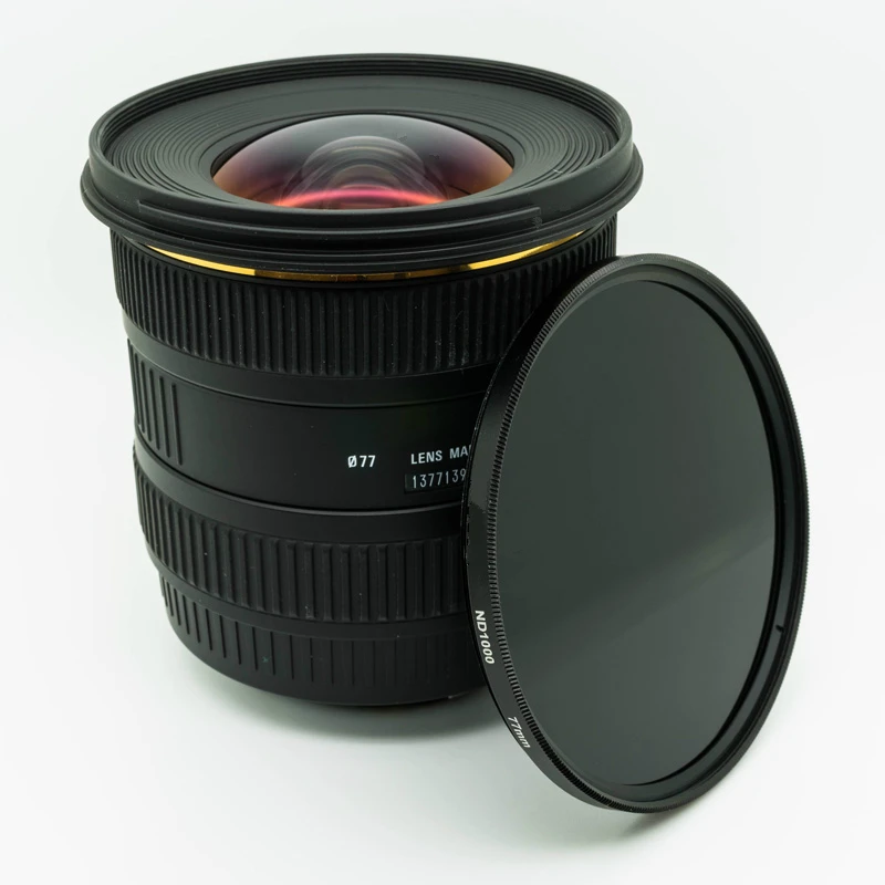 Deux filtres ND à densité neutre pour objectif photo, ND1000 et ND64, dans leur étui de protection.