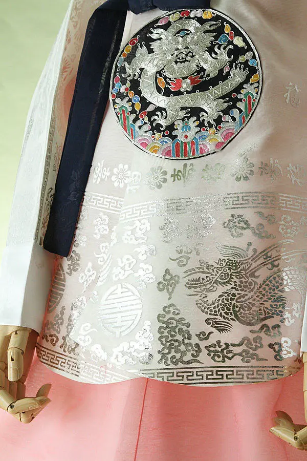 Рисунок 3 - Женское традиционное платье с блестками