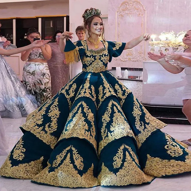 

Arabic Dubai Gold Lace Appliques Evening Dresses Square Neckline Short Sleeves Prom Dresses Satin Tiered Luxury Party Dress