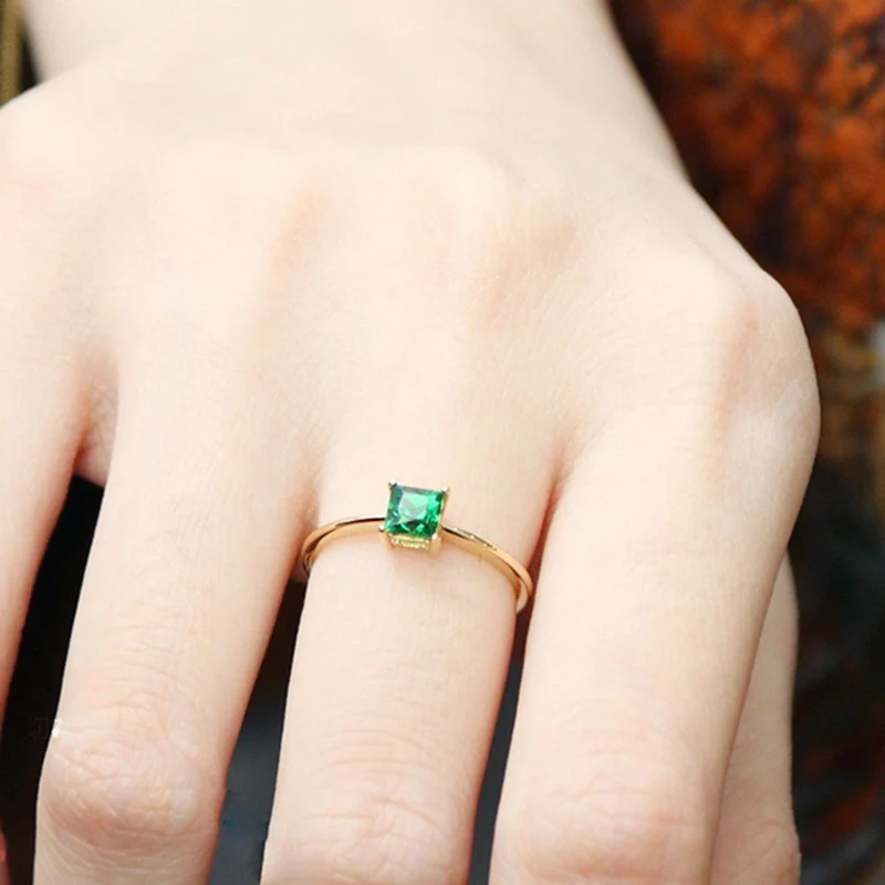女性のための大きな四角い緑色の石がちりばめられたリング,婚約