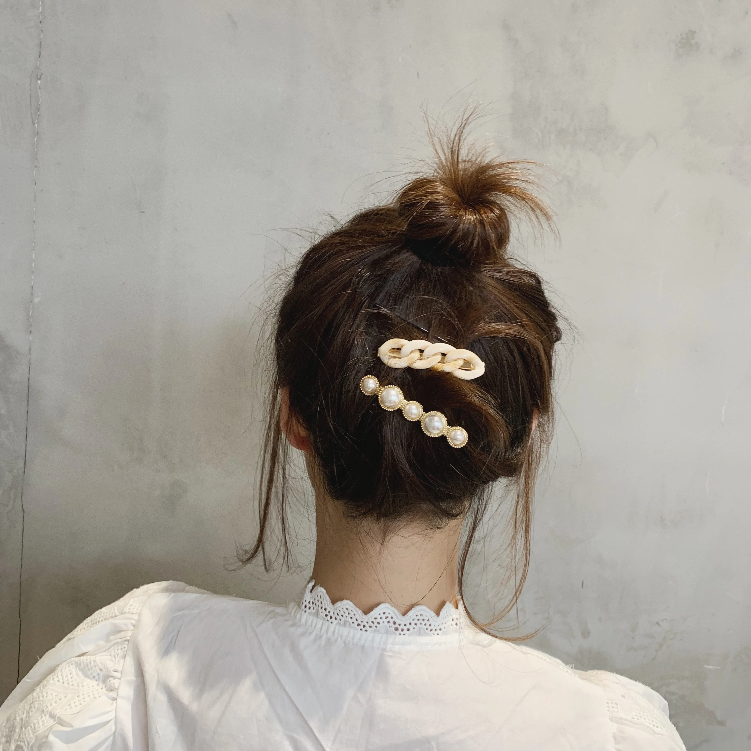 AOMU 1 комплект, корейская мода, имитация шпильки с жемчугом, Женские винтажные акриловые заколки на цепочке, заколки для волос для девочек, аксессуары для волос, подарки