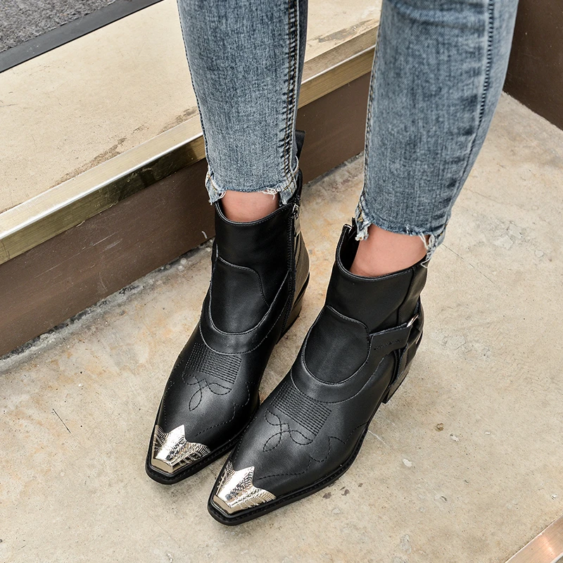 Buono Scarpe/женские ботильоны с металлическим носком в стиле панк; черные короткие ботинки в западном стиле; botas Mujer; кожаные ботинки с ремешком и вышивкой; ботинки в байкерском стиле