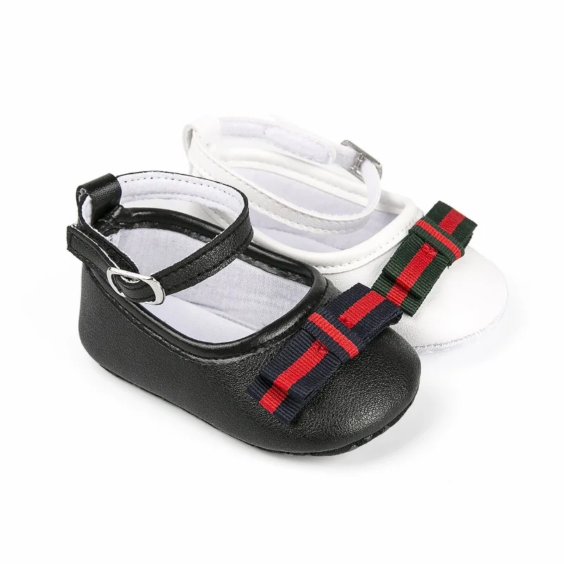 Для маленьких девочек обувь прекрасная Bowknot из искусственной кожи белого и черного цвета; нескользящие сникерсы на мягкой подошве новорожденных мокасины для девочек