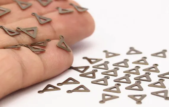 

connectors.100 Antique Brass Charms (8 x 9.3 mm) A0783