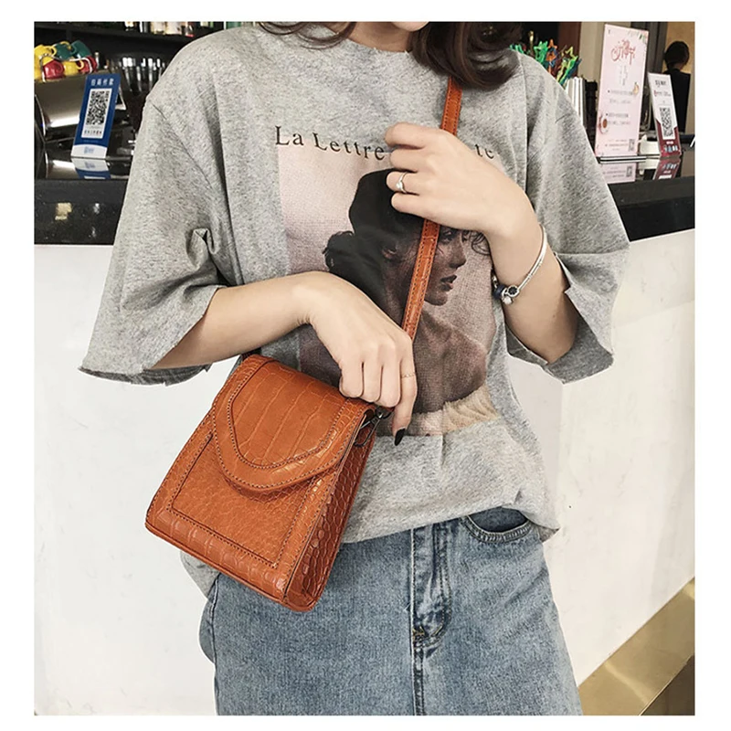 Korean PU Crocodile Print One Shoulder Messenger Bag Outdoor Leisure Mobile Phone Bag Retro Simple Messenger Bag for Woman 2020
