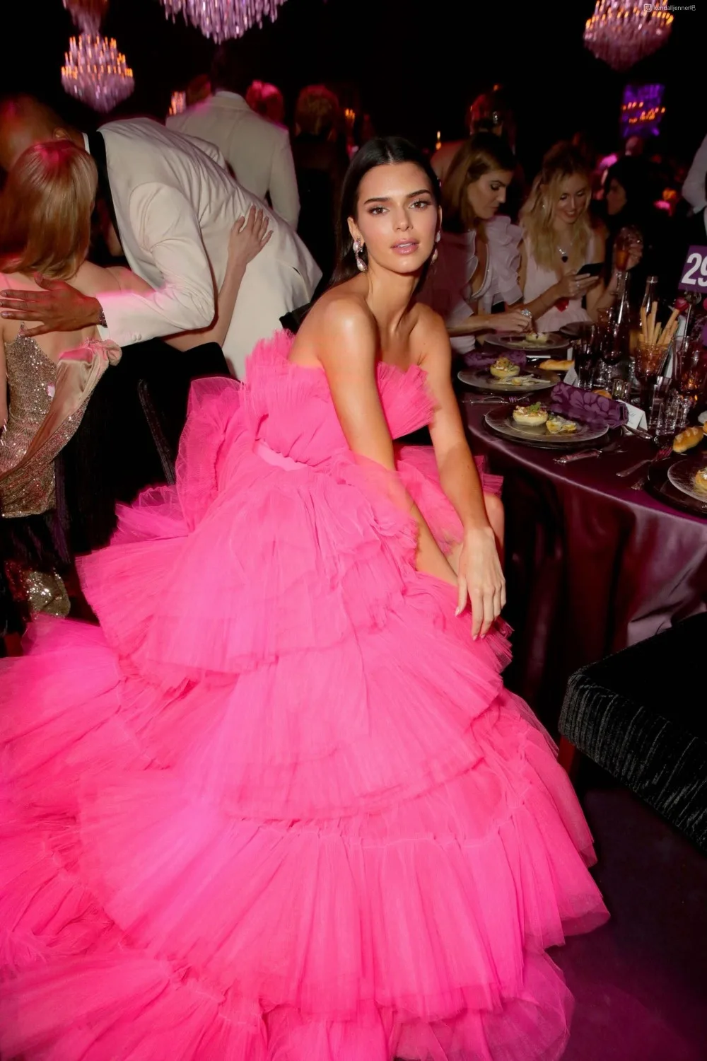 Kendall Jenner Fuchsia Prom Dresses High Low Strapless Tiered Pleat Tulle Evening Celebrity Gowns 2022 Formal Party Dresses New