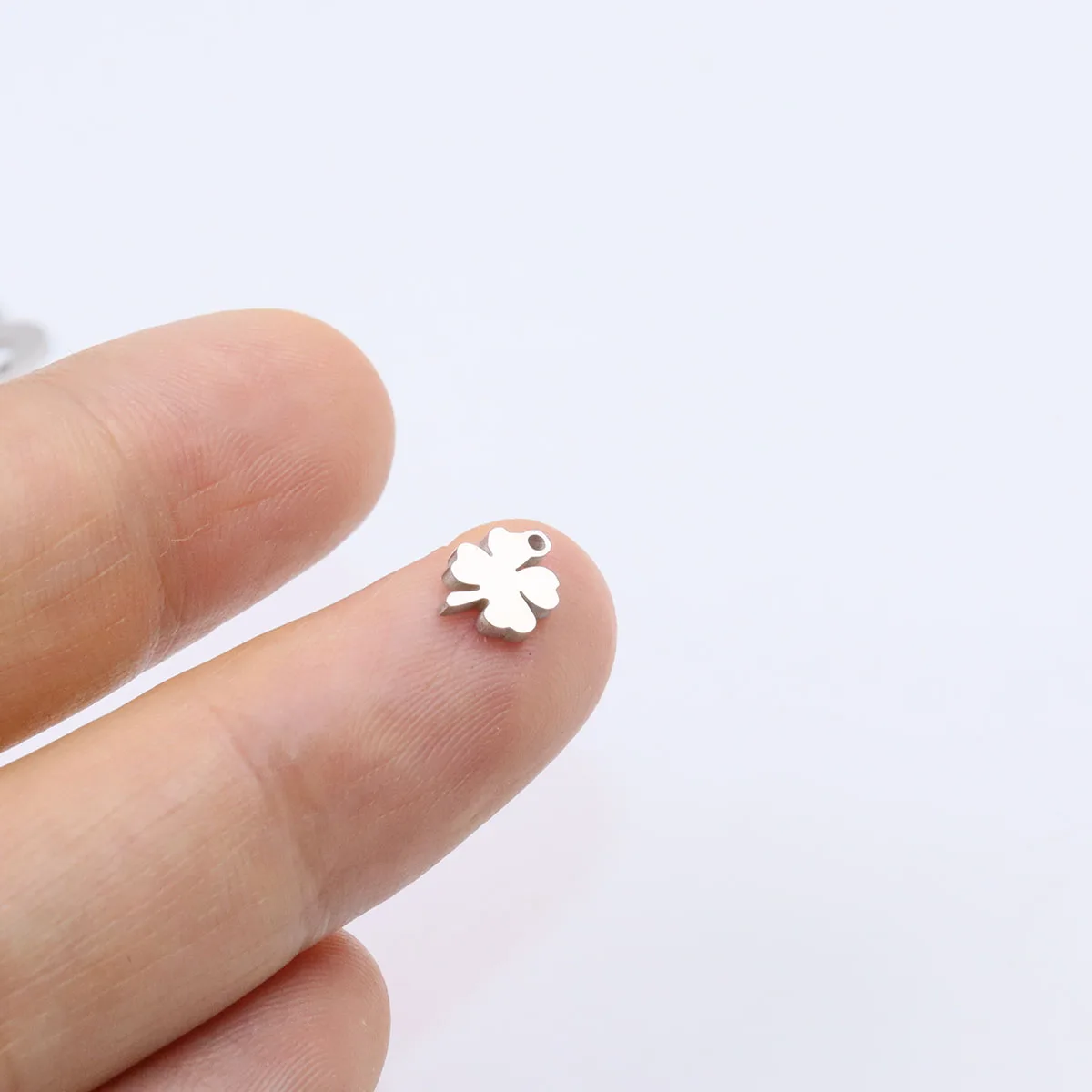 10pcs 6mm 도매 스테인레스 스틸 고품질 폴란드어 미니 잎 매력 펜던트 DIY 목걸이 팔찌 Unfading 무색