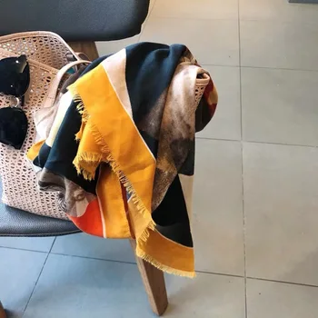 

2020 New style luxury spring and autumn women Classical print cotton material scarf Keep warm silk scarves fashion cotton shawl